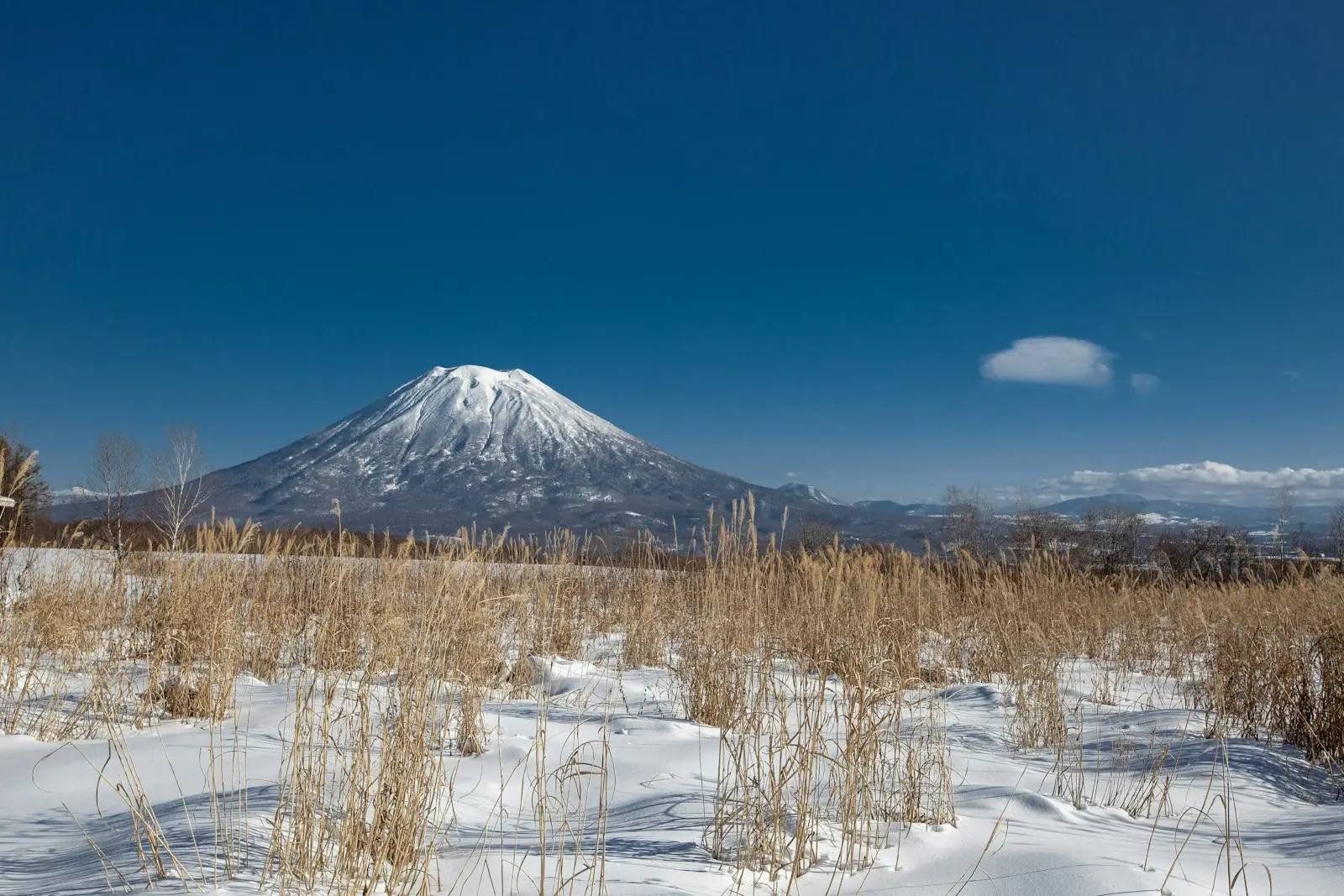 Ein abgelegenes Bergdorf in Japan im Winter — die Art von Landschaft, in der viele der spannendsten Auberges des Landes liegen