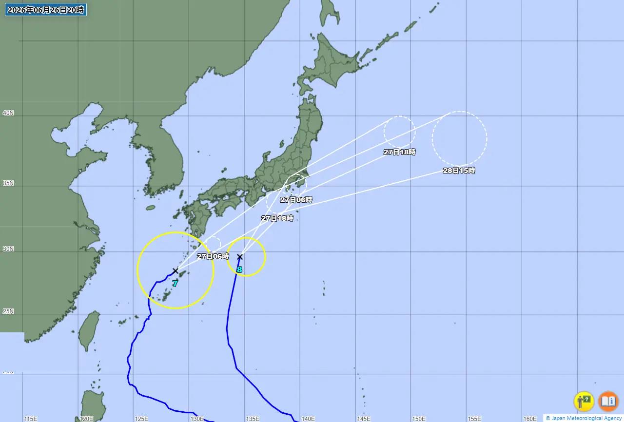 Offizielle Prognosekarte der Japanischen Wetterbehörde (JMA) vom 26. Juni 2026: Über Japan stehen gleichzeitig zwei Taifune. Taifun Nr. 7 (Mekkhala) liegt mit gelbem Prognosekreis nahe den Amami-Inseln südwestlich von Kyūshū, Taifun Nr. 8 (Higos) weiter östlich über dem Pazifik. Gestrichelte Kreise und Linien zeigen die voraussichtliche Zugbahn nach Nordosten Richtung Kantō am 27. und 28. Juni.