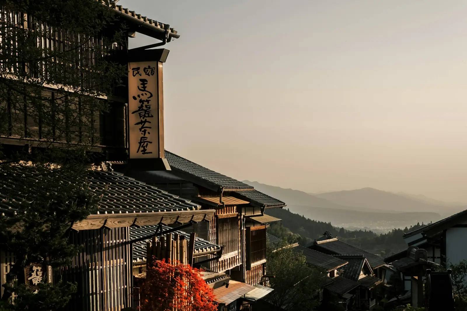 Stille, regennasse Gasse in einem traditionellen japanischen Ort am frühen Morgen, ohne Touristen