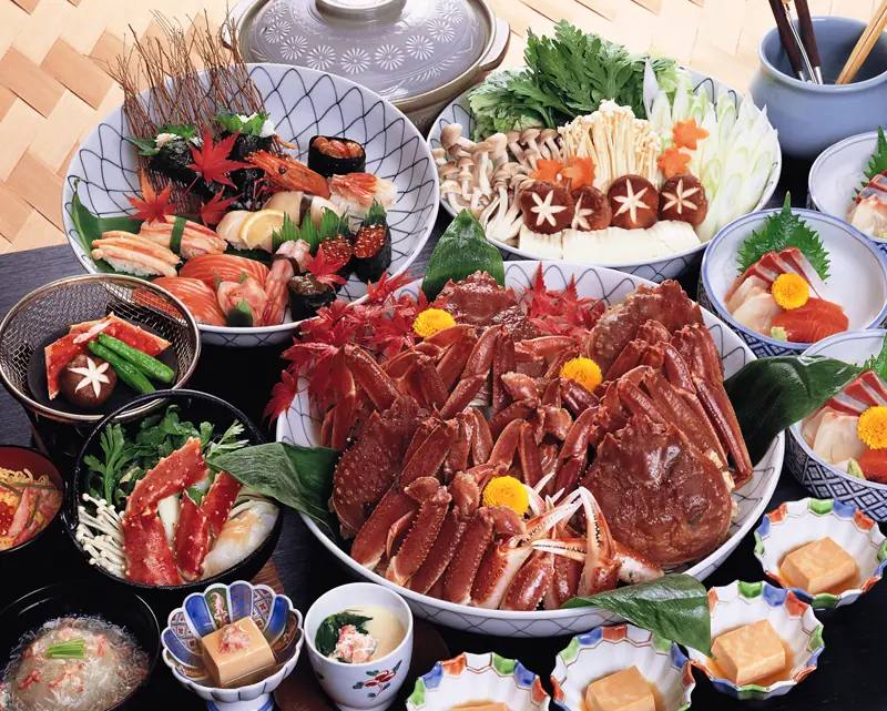 Ein üppiges japanisches Festmahl mit Schneekrabbe, Sushi und Sashimi — der Auftakt einer kulinarischen Reise durch Japan