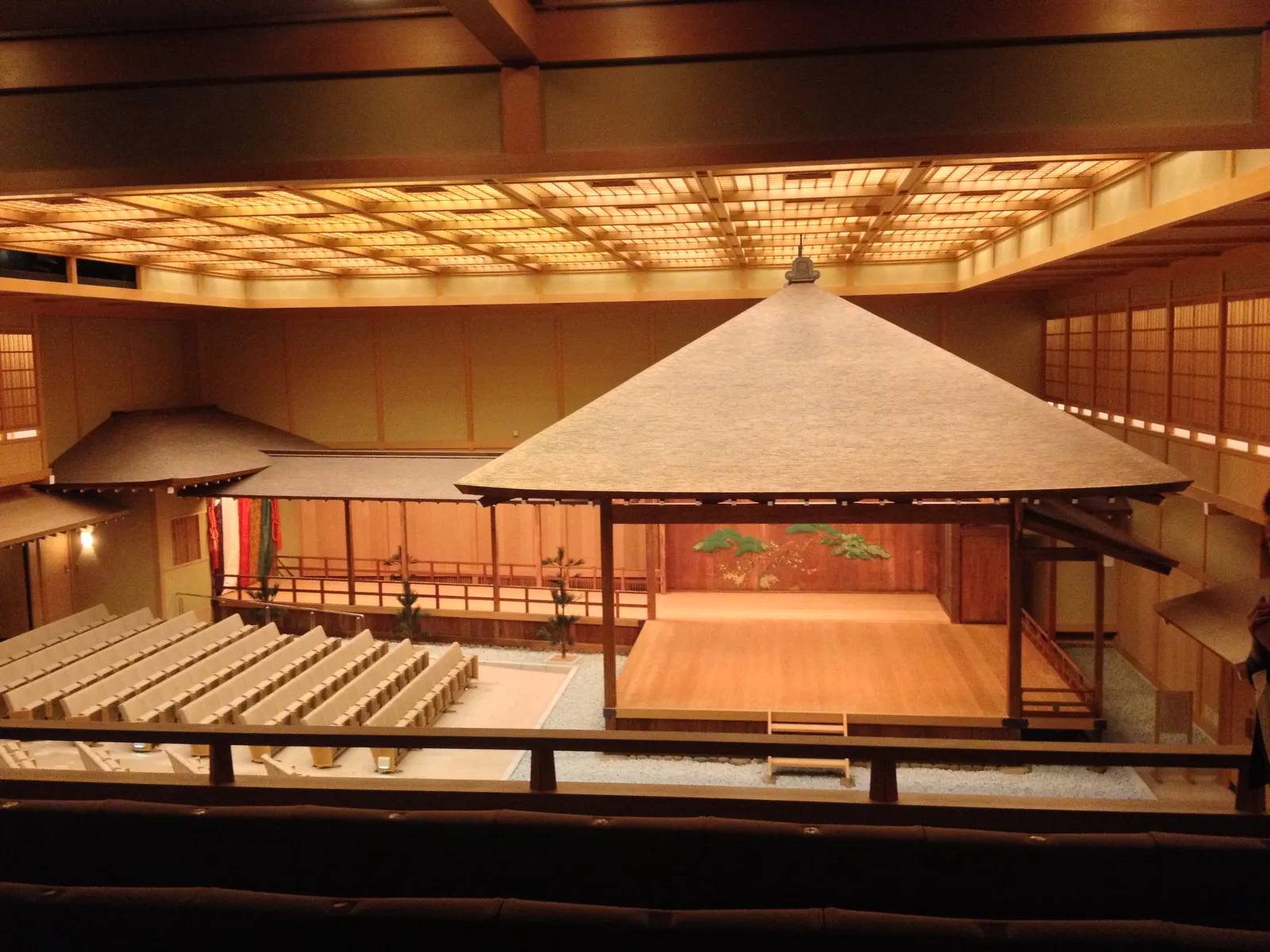 Nō-Maske eines Schauspielers auf der Bühne — traditionelles japanisches Nō-Theater