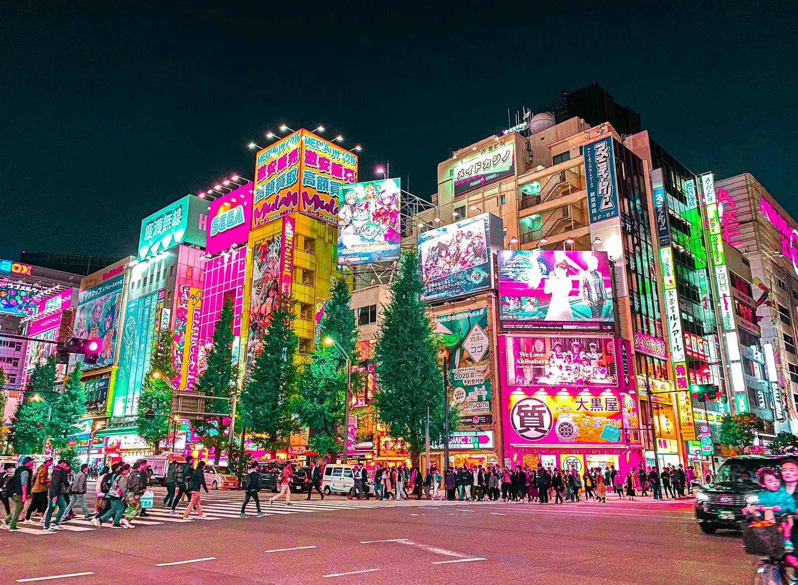 Nächtliches Shibuya Crossing in Tokyo mit Neonlichtern – das moderne Herz Japans
