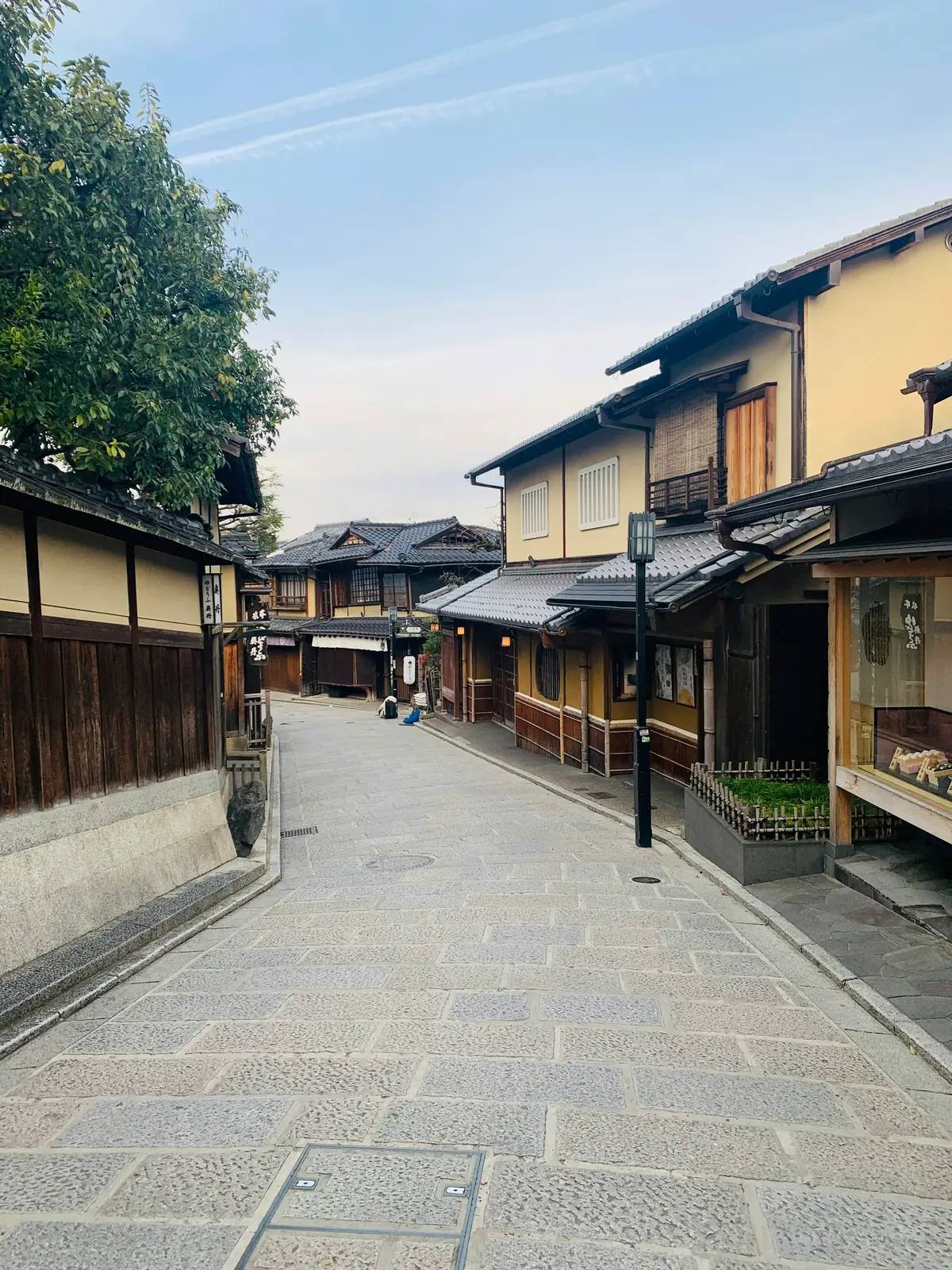 Traditionelle Machiya-Gasse in Kyotos Viertel Higashiyama – typische Umgebung japanischer Boutique-Unterkünfte