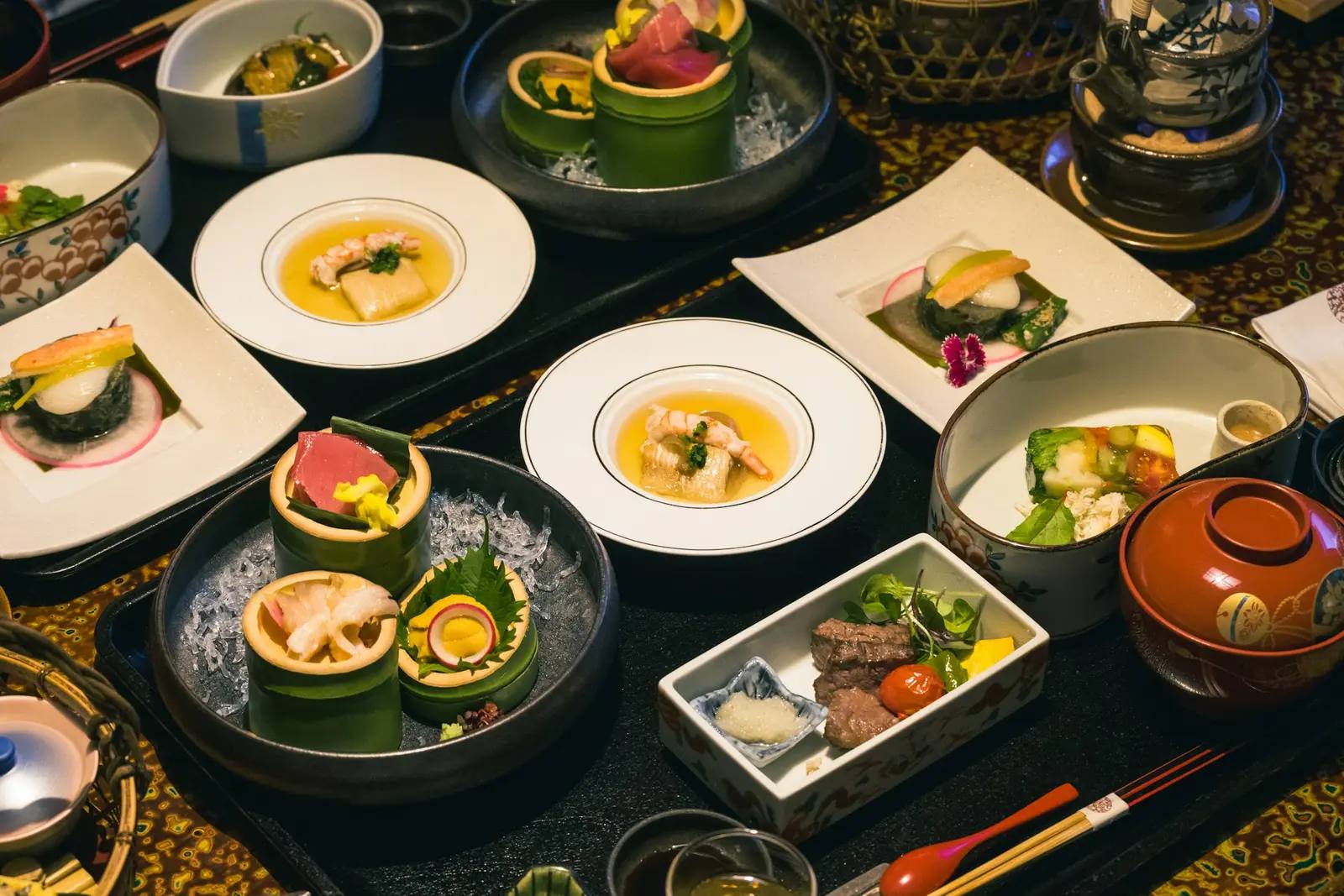 Kaiseki-Menü im Ryokan – saisonale japanische Haute Cuisine in mehreren Gängen