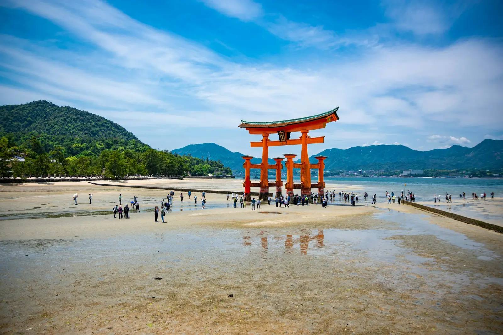 Das im Wasser stehende rote Torii des Itsukushima-Schreins bei Miyajima nahe Hiroshima