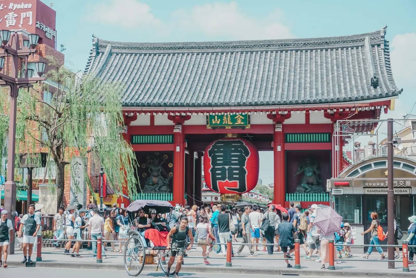 Senso-ji Tempel in Asakusa, Tokyo – einer der ersten Höhepunkte der Goldenen Route