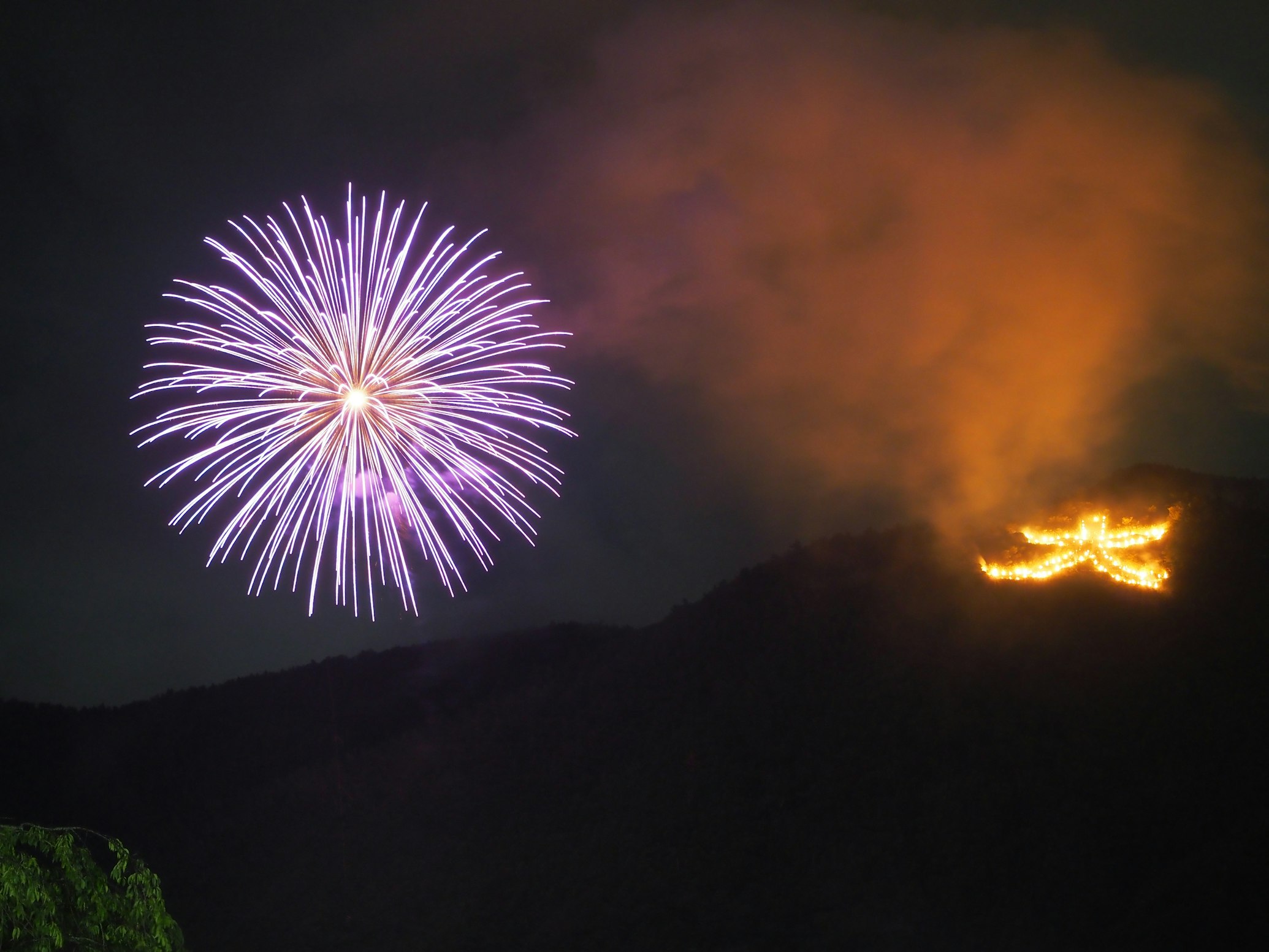 Hanabi — spektakuläres Sommerfeuerwerk über einer japanischen Berglandschaft