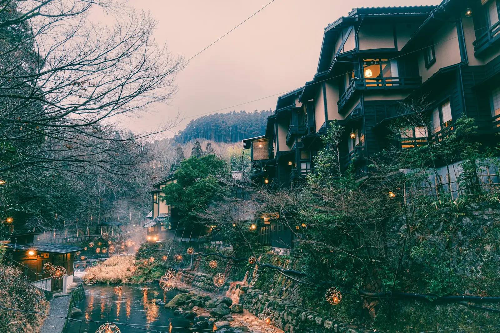 Traditionelles japanisches Onsen-Ryokan – im Stil der Häuser von Kurokawa Onsen auf der Kyushu-Route