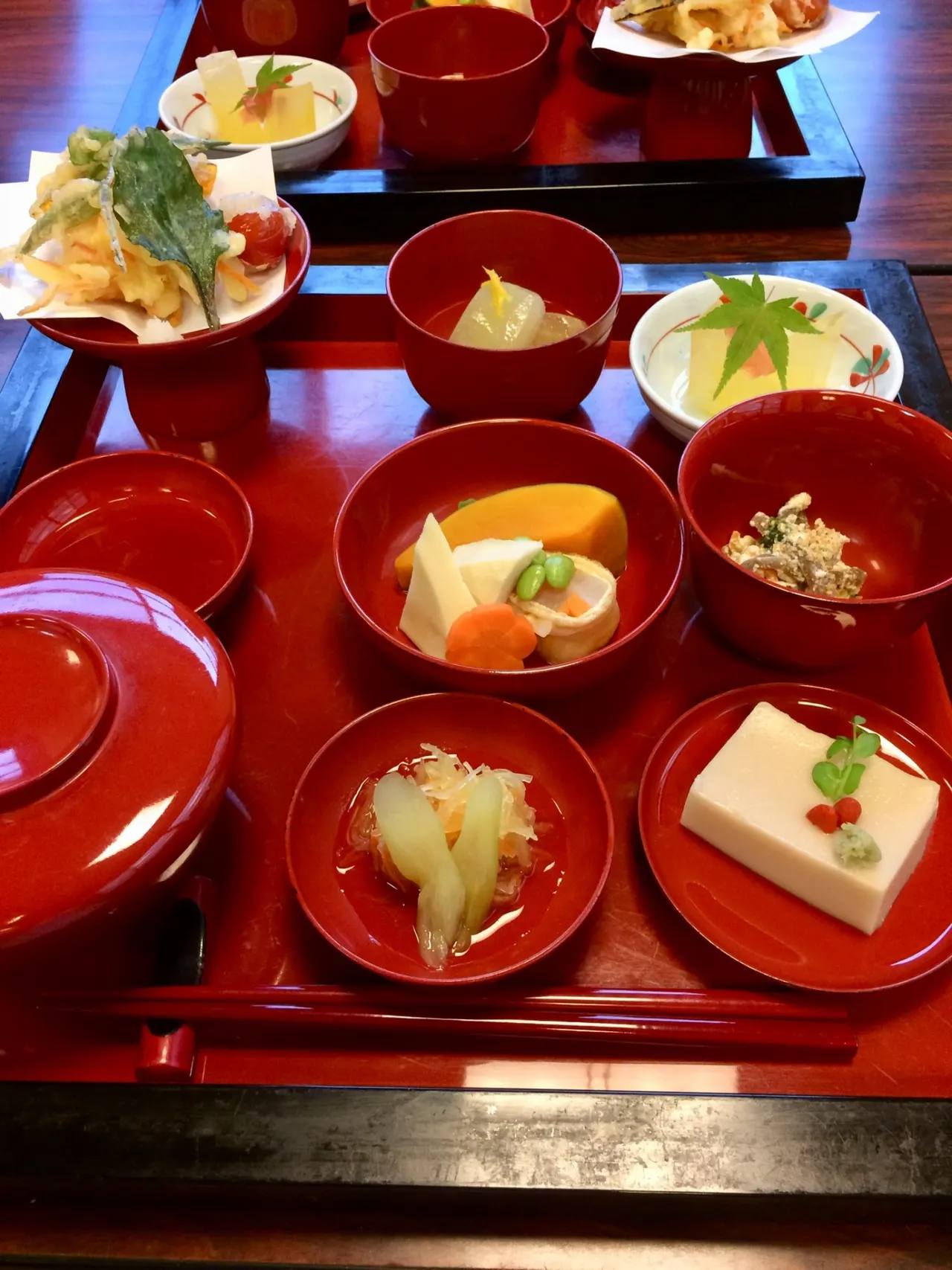 Ein traditionelles Shōjin-Ryōri-Tablett mit mehreren kleinen Schalen — Japans klassische vegane Tempelküche