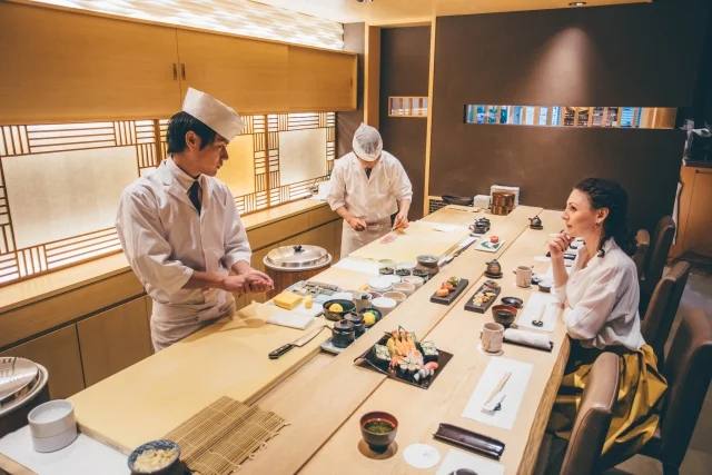 Sushi-Tresen in Japan – wenige Plätze, Hand-an-Hand-Arbeit zwischen Itamae und Gast, in der Regel nur per Empfehlung buchbar