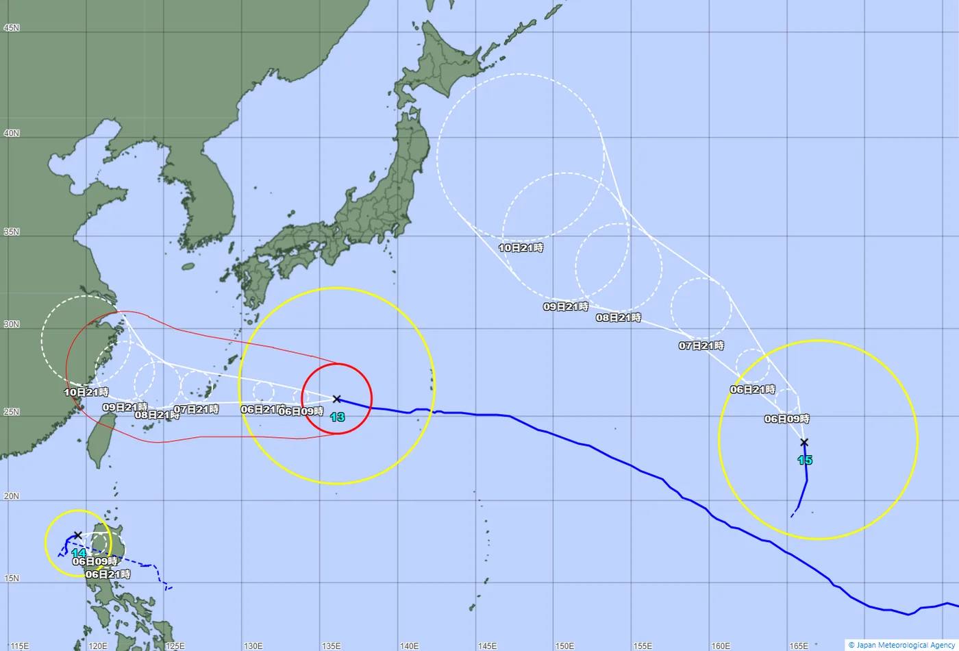 Forecast map of the Japan Meteorological Agency from 5 August 2026: Typhoon No. 13 (Dolphin) lies south of Japan, its forecast circles running west over Okinawa and on into the East China Sea. Near the Philippines lies the weak Typhoon No. 14 (Kujira); far to the east, close to Wake Island, the large but weak Typhoon No. 15 (Chan-hom), whose forecast circles point north-west towards eastern Japan.