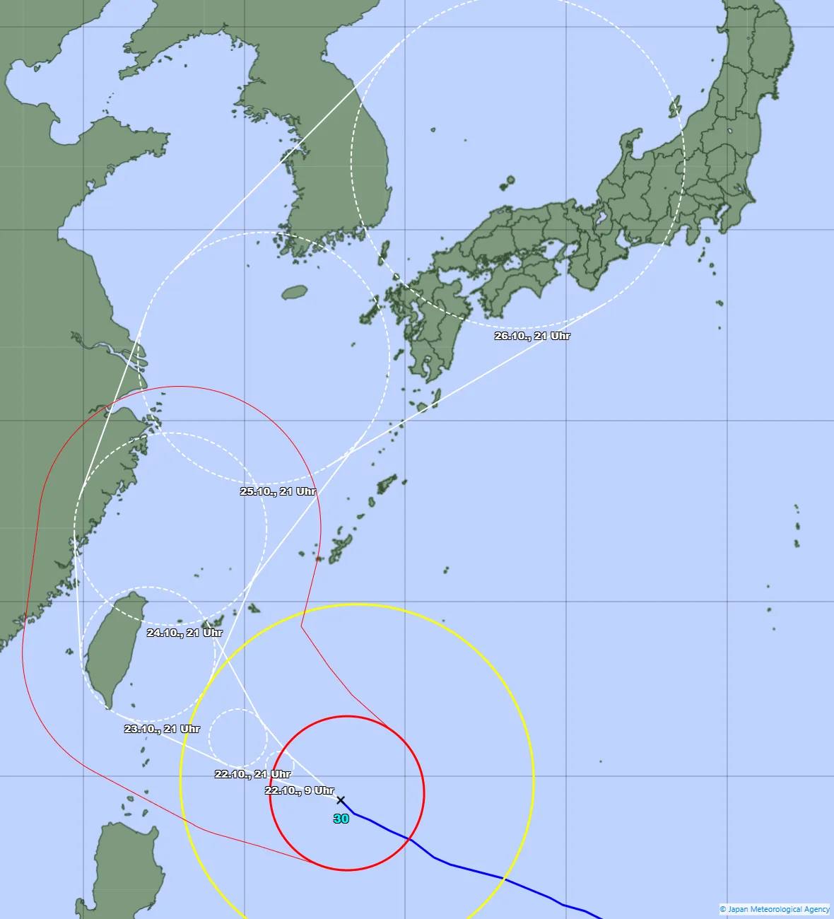 Officiële verwachtingskaart van het Japanse meteorologisch instituut van 21 oktober 2026 om 21:45 uur voor tyfoon nr. 30: hij ligt onderaan ten oosten van de Filipijnen, zijn verwachtingscirkels lopen naar het noordwesten tot aan de oostkust van Taiwan, daarna naar het noorden over de Oost-Chinese Zee en naar het noordoosten tot in de Japanse Zee vóór West-Japan. De rode lijn omsluit de Yaeyama-eilanden en Miyako; het hoofdeiland Okinawa en Kyūshū liggen erbuiten.