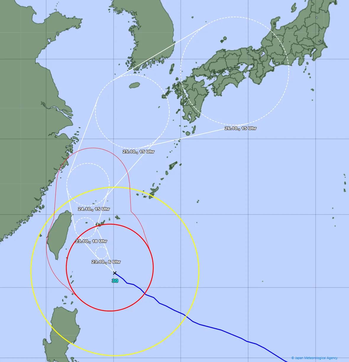 Officiell prognoskarta från Japans meteorologiska myndighet den 22 oktober 2026 kl. 18:45, för tyfon nr 30: den ligger nere mellan Filippinerna och Taiwan, prognoscirkeln för kvällen den 23 oktober omfattar Yonaguni, cirklarna därefter ligger över Östkinesiska havet och till sist över västra Japan. Den röda linjen omsluter Yaeyamaöarna och Miyako; Okinawas huvudö och Kyūshū ligger utanför.