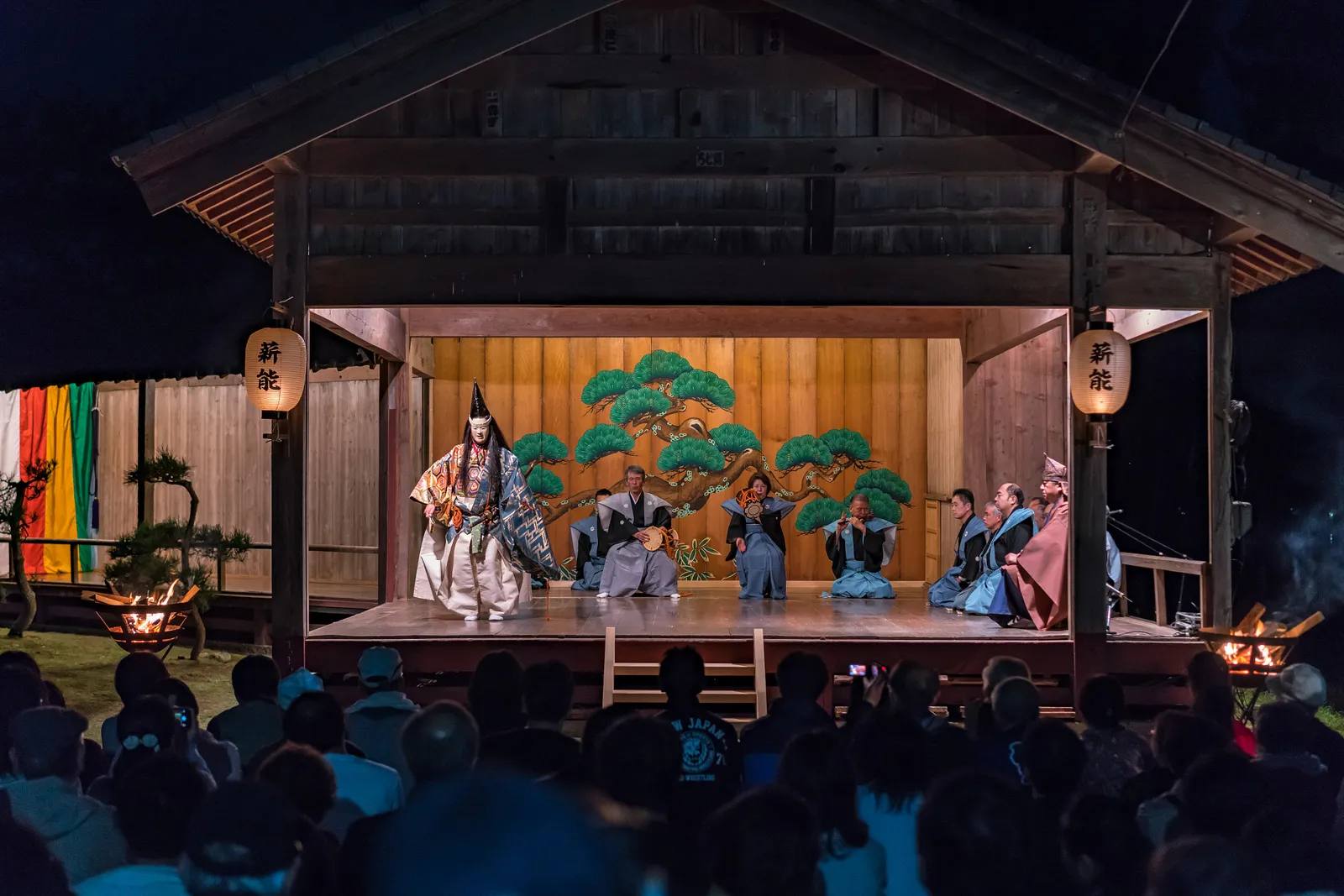 Nō-Aufführung auf einer Freilichtbühne in Sado, Japan