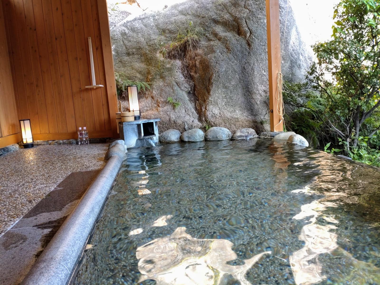 Privates Onsen (Kashikiri-buro) im Ryokan – ideal für Paare und Familien