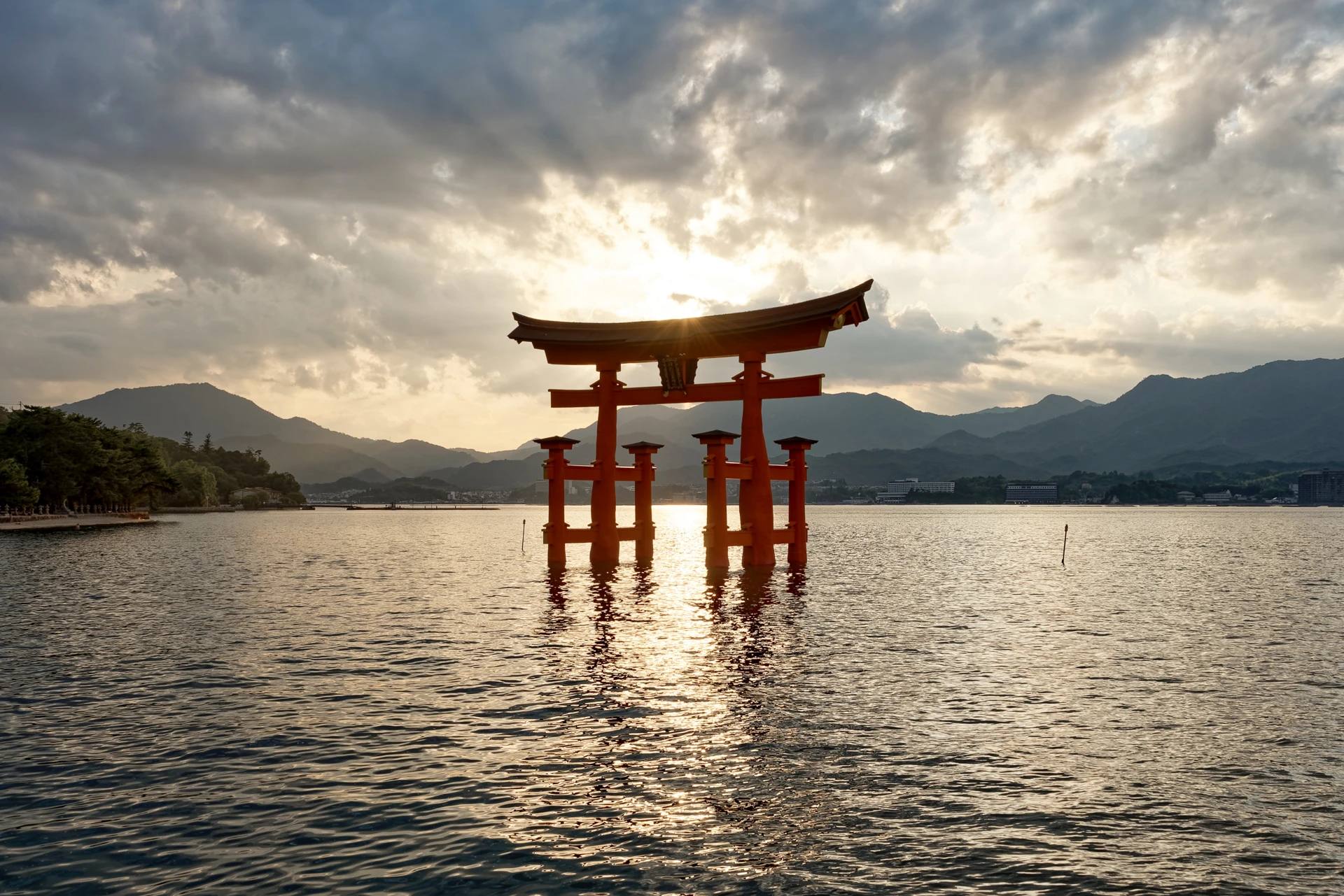 Itsukushima-helgedomens port på Miyajima i kvällsljuset