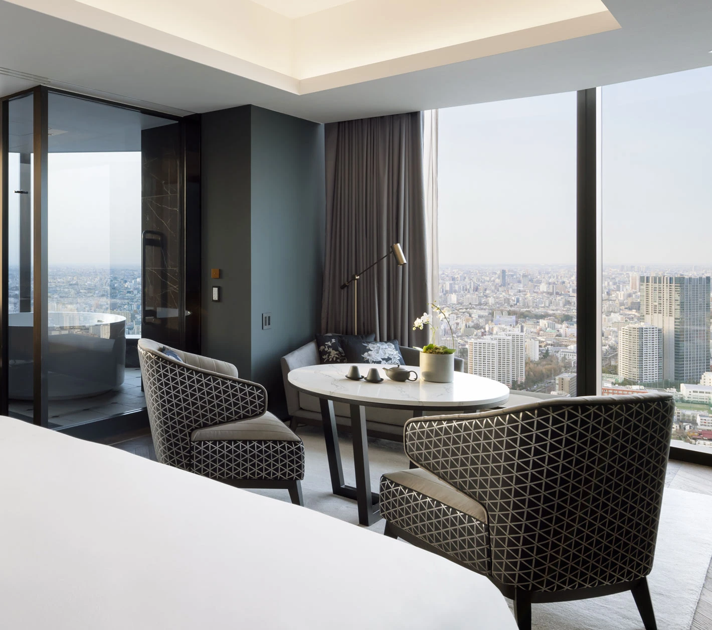 BELLUSTAR TOKYO: eleganter Sitzbereich am bodentiefen Fenster mit Blick auf die Stadt