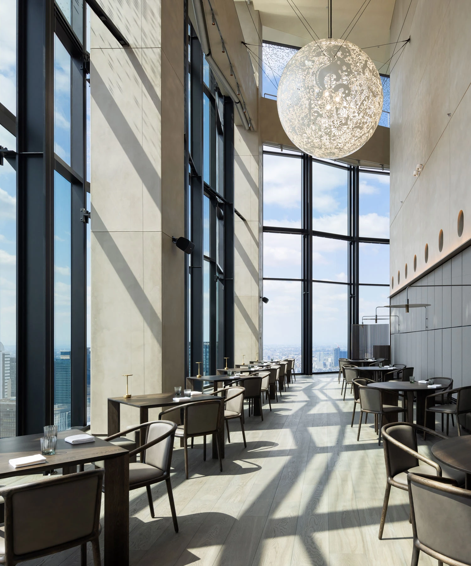 Restaurant Bellustar mit hoher Fensterfront und Blick über Tokio