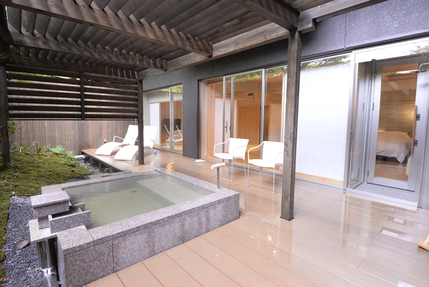 Private Terrasse mit steinernem Freiluftbad im Hakone Gora Byakudan