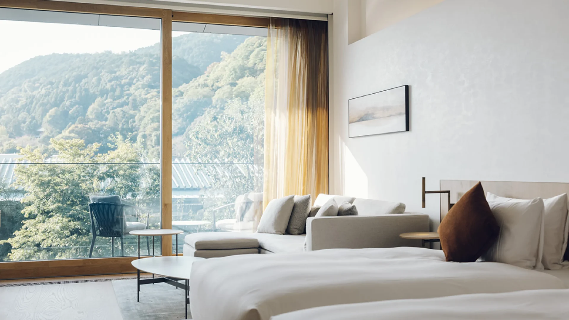 Helles Zimmer im MUNI KYOTO mit Blick auf die Berge von Arashiyama